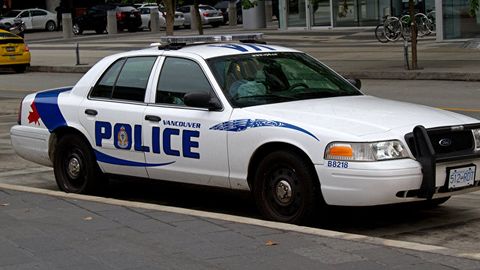 Kanadalik ayol avtobus yo‘lovchilariga pichoq bilan hujum qildi