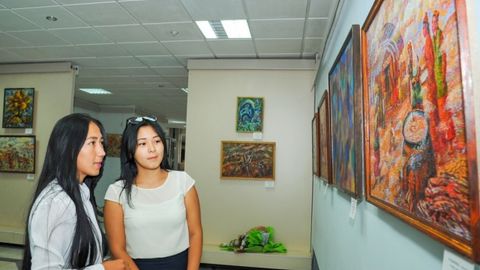 Nukusda “108-burilish” nomli abstrakt uslubdagi rasmlar ko‘rgazmasi boshlandi