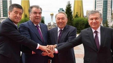 Qo‘lni qo‘lga berishdi: Markaziy Osiyo davlatlari yetakchilari birgalikda aks etgan foto