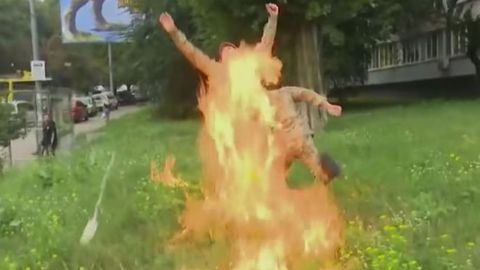 Ukraina mudofaa vazirligi binosi oldida harbiy libosdagi erkak o‘ziga o‘t qo‘ydi (video)