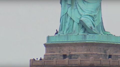 Ozodlik haykaliga bir ayol chiqib olgach, orolga kelganlar evakuatsiya qilindi (video)