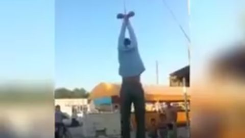 Қорақалпоғистоннинг Беруний туманидаги Шаббоз бозорида ўғриликда гумон қилинган йигит қўлидан осиб қўйилди (видео)