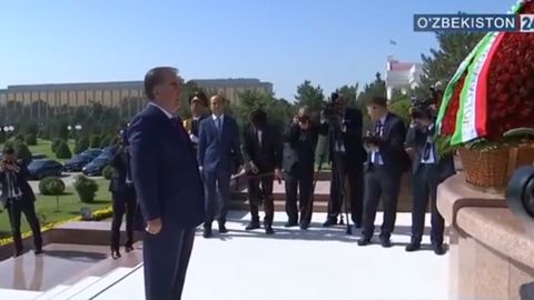 Эмомали Раҳмон Тошкентдаги Мустақиллик монументига гул қўйди (видео)