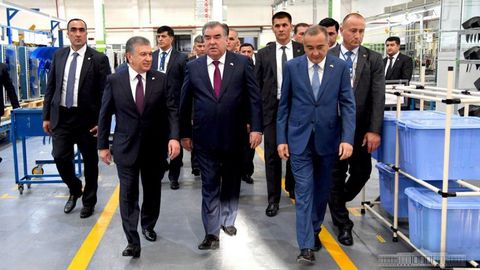 Шавкат Мирзиёев Эмомали Раҳмон билан Тошкентдаги Artel заводига ташриф буюрди