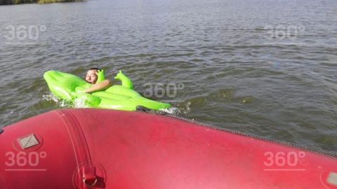 Москва дарёсидан болалар сузиш мосламаларида чўмилиб, чўкиб кетишига оз қолган ўзбекистонликлар қутқарилди