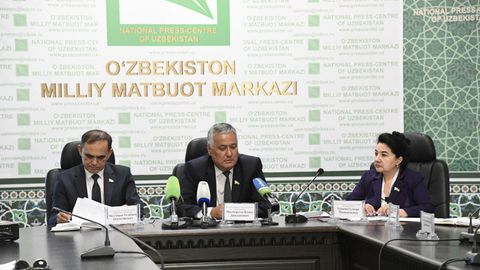 Senatning Qonunchilik va sud-huquq masalalari qo‘mitasi faoliyati yuzasidan hisobot bermoqda