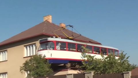 Чехиялик эркак уйидаги гараж томига трамвай ўрнатди (видео)