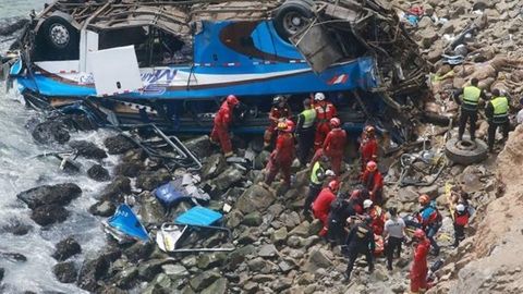 Peruda avtobus jarlikka quladi, 15 kishi halok bo‘ldi