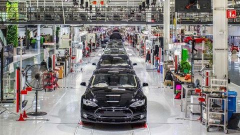 Илон Маск Tesla заводи қандай тузилганини кўрсатди (видео)