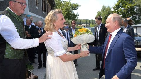 Путин Австрия ташқи ишлар вазирининг тўйи ҳақида: «Куёв менга бегона эмас»