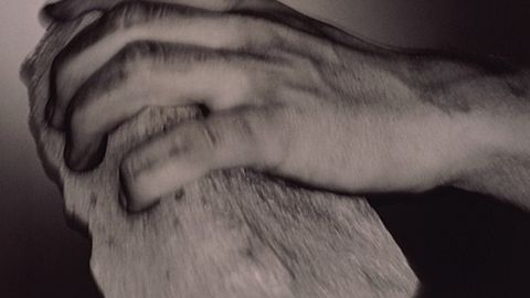 Chortoqlik erkak kelinoyisi va qiz jiyanlarini tosh bilan yaraladi. Qizlardan biri kasalxonada vafot etdi