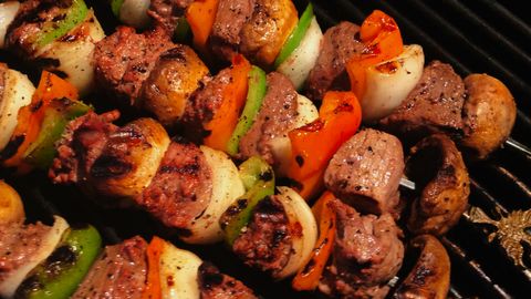 Nozik turk qizi 255 ta kabobni paqqos tushirib, musobaqada g‘olib bo‘ldi