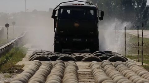 Video: Armiya “KAMAZ”larini yeldek uchirayotgan qizlar
