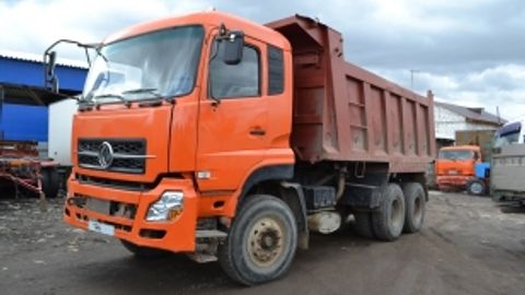 Toshkent viloyatida yuk mashinasi beton to‘siqga urilib, chuqurga tushib ketdi