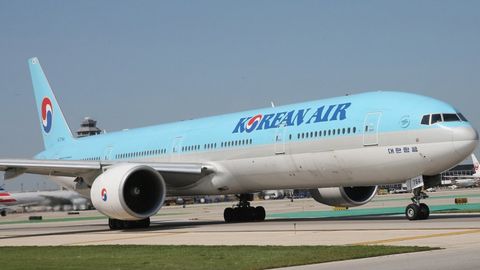 Amerikalik ayol qo‘lida ekonom-klass bileti bo‘la turib, styuardlar bilan biznes-klassda o‘tirish uchun janjal qildi (video)