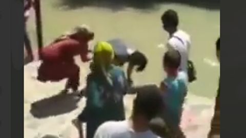 Andijon viloyatining Shahrixon tumanidagi bozorda katta yoshli ayol o‘g‘rilikda gumonlanib, olomon tomonidan kaltaklandi (video)