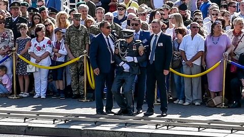 Pyotr Poroshenkoning chiqishi vaqtida faxriy qorovuldagi askarning ahvoli yomonlashib qoldi (video)
