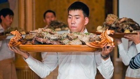 Tarazlik yigit o‘zbekistonlik mehmonga qozoq taomlari restoranini topib berolmay, uyalib qoldi