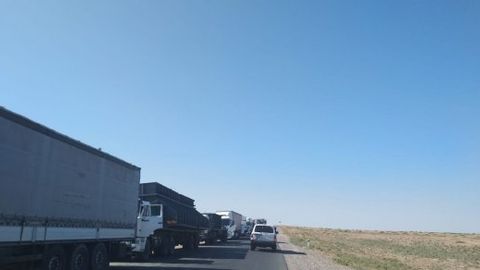Қозоғистоннинг Ўзбекистон билан чегарасида юк машиналарининг 7 кмга чўзилган навбати пайдо бўлди (видео)