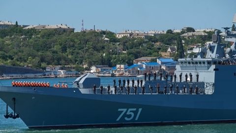 Россия соқчи кемаси жанговар шароитларда Америка атом сувости кемасини қидириб топди