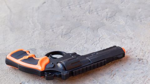 АҚШда ўйинчоқ тўппонча билан ўғирлик содир этган эркак 11 йилга қамалди