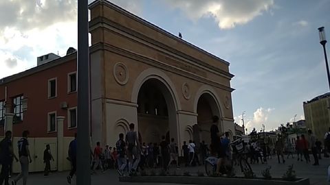 Москва марказида муҳожир таксичилар оммавий муштлашув уюштирди (видео)