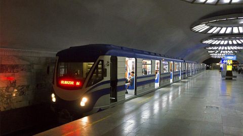 Toshkent metrosida talaba poyezd yo‘liga tushib ketdi