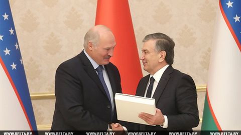Shavkat Mirziyoyev Aleksandr Lukashenkoga kitob sovg‘a qildi