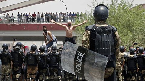 Basrada namoyishchilar Eron konsulligini yoqib yubordi