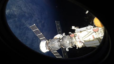 Kosmonavt “Soyuz” kemasida yuzaga kelgan yoriqni namoyish etdi (video)