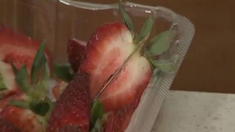 Avstraliyalik o‘spirin qulupnaylarga igna sanchib chiqqani uchun 15 yilga qamalishi mumkin