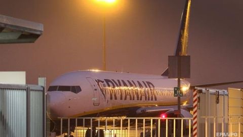 Ирландияда самолёт ортидан югурган йўловчи ҳибсга олинди