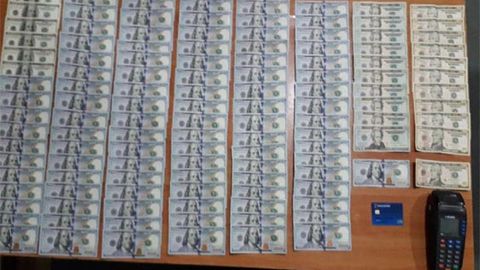 Andijonda katta miqdordagi dollarni so‘mga almashtirayotgan shaxslar qo‘lga olindi