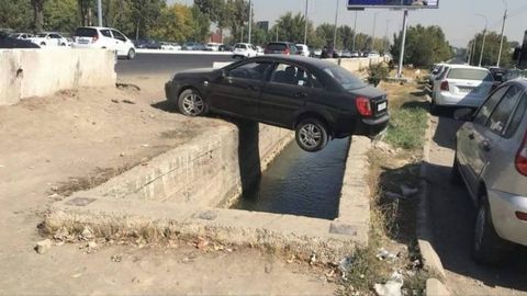 Foto: Toshkentda vaqtida tormozni bosib, ariqning ustida to‘xtashga ulgurgan Lacetti