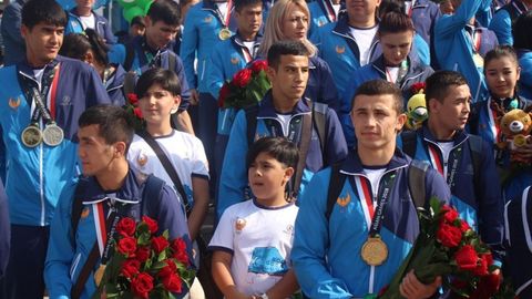 Бош вазир Абдулла Арипов XVIII ёзги Осиё ўйинлари совриндорларига мукофот пулларини топширди