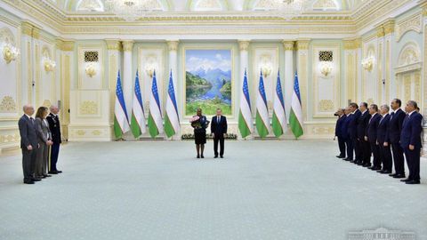 Shavkat Mirziyoyev AQSh elchisi sifatidagi missiyasini yakunlayotgan Pamela Spratlenni “Do‘stlik” ordeni bilan taqdirladi