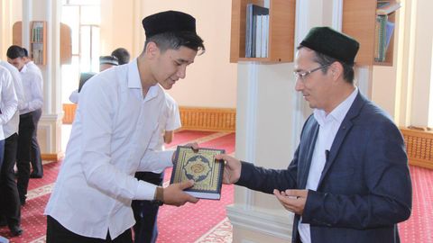 «Вақф» фонди Таҳфизул-Қуръон кафедрасининг барча талабаларига Қуръони карим туҳфа қилди