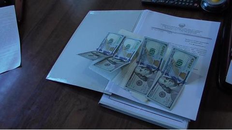 Surxondaryoda MIB xodimiga 600 dollar pora bergan fuqaro qo‘lga olindi