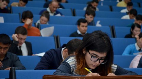 Talaba baho uchun berdi