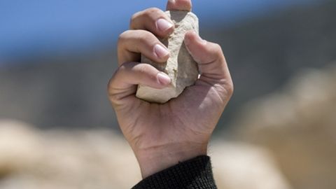 Surxondaryolik fuqaro IIB xodimiga tosh bilan tan jarohati yetkazdi