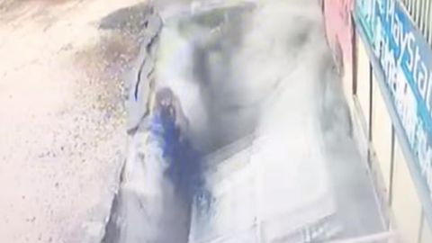 Turkiyada piyodalar oyog‘i ostidagi asfalt o‘pirilib ketdi (video)