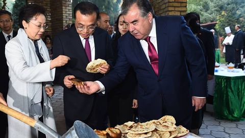 Emomali Rahmon Xitoy bosh vaziri uchun norasmiy ziyofat uyushtirdi