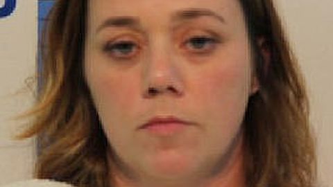 Amerikalik politsiyachi ayol YouTube’dagi mushuk haqidagi rolik uchun 8 yoshli qizini do‘pposladi