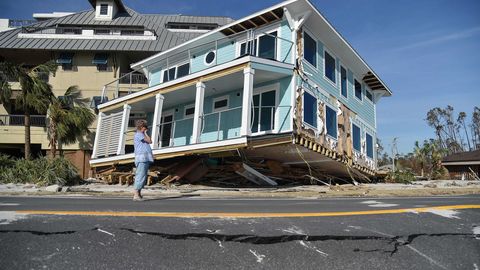 Фото: АҚШда 18 кишининг ўлимига сабаб бўлган «Майкл» тўфонининг Флоридадаги шаҳарга етказган талофати