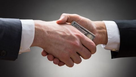 Qashqadaryoda XTB bosh hisobchisi prokuror yordamchisiga 2,5 ming dollar pora berayotganda ushlandi