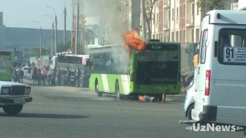 Toshkentning Parkent bozori atrofida navbatdagi Mercedes-Benz avtobusi yondi