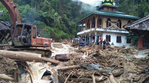 Indoneziyada maktab binosining qulab tushishi oqibatida 20 kishi halok bo‘ldi