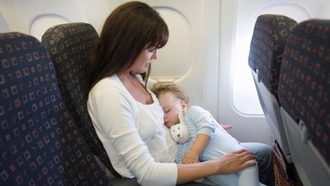 AQSh aviakompaniyasi styuardessasi samolyotdagi 8 oylik chaqaloqqa 5 daqiqadan ko‘p yig‘lashni taqiqladi