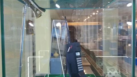 Foto: Islom Karimovning Aloqa tarixi muzeyida saqlanayotgan birinchi mobil telefoni