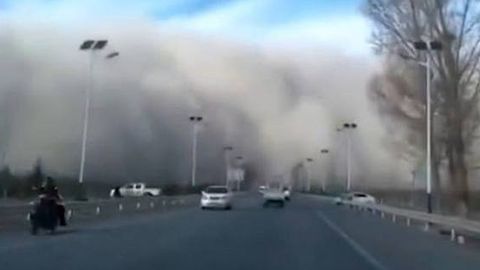 Xitoyga qum bo‘roni yog‘ildi. U tabiiy ofatlar haqidagi filmlarni eslatadi (video)
